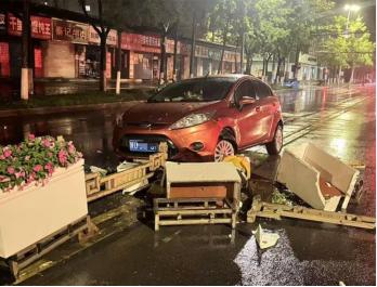 “天价赔偿，张嘴定损？”陕西宝鸡，一男子雨夜开车拐弯，不小心撞了护栏，本以为走保