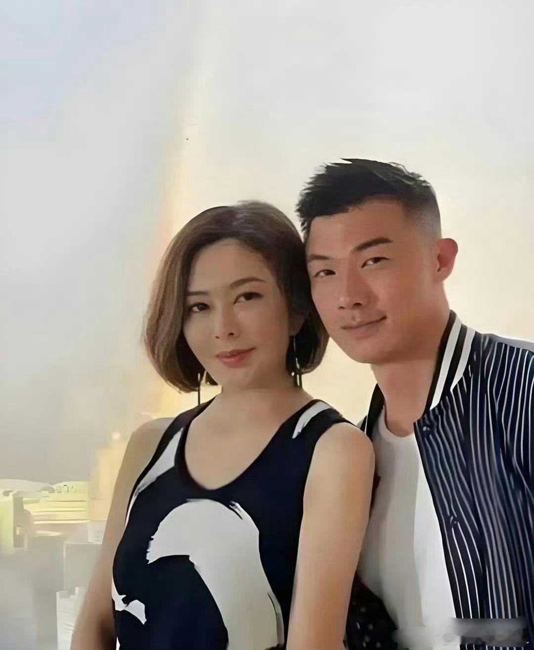 这是关之琳的模特男友，小伙子27岁，关之琳62岁，两人相差35岁。