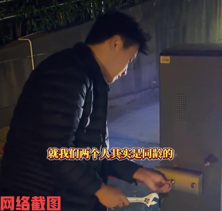 浙江有女子开车不小心。这把停车场的道闸撞坏了。女子为难还在与物业商量赔偿