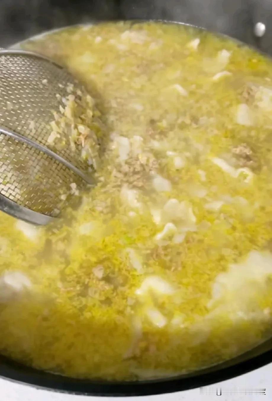 跟着网络学了很久和面、和馅、擀皮、煮饺子，自认为技术已经拿捏的稳稳的。于是今儿