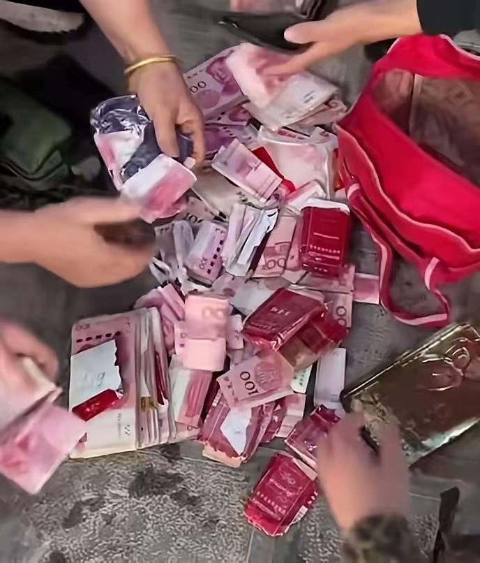 这是一位底保生活的老人,无儿无女,在他走尽人生的最后之际,被街道工作人员送走最后