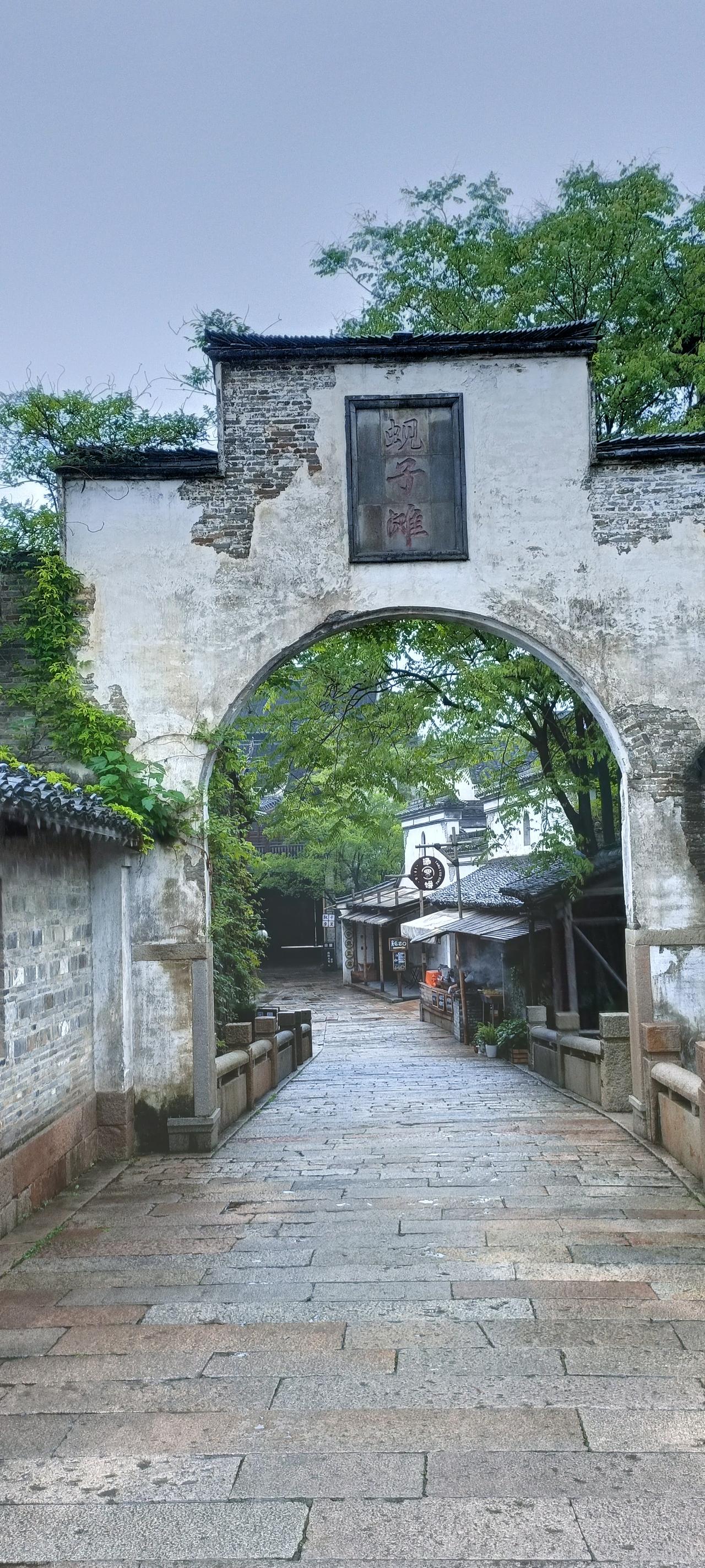 穿过老门，走进古镇小巷。青石板路，古韵悠悠。上联:穿越千年古巷，下联:感受