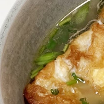 早安，一碗热汤馄饨，治愈清晨所有疲惫。鲜肉小馄饨+荷包蛋+小橙子主食：小