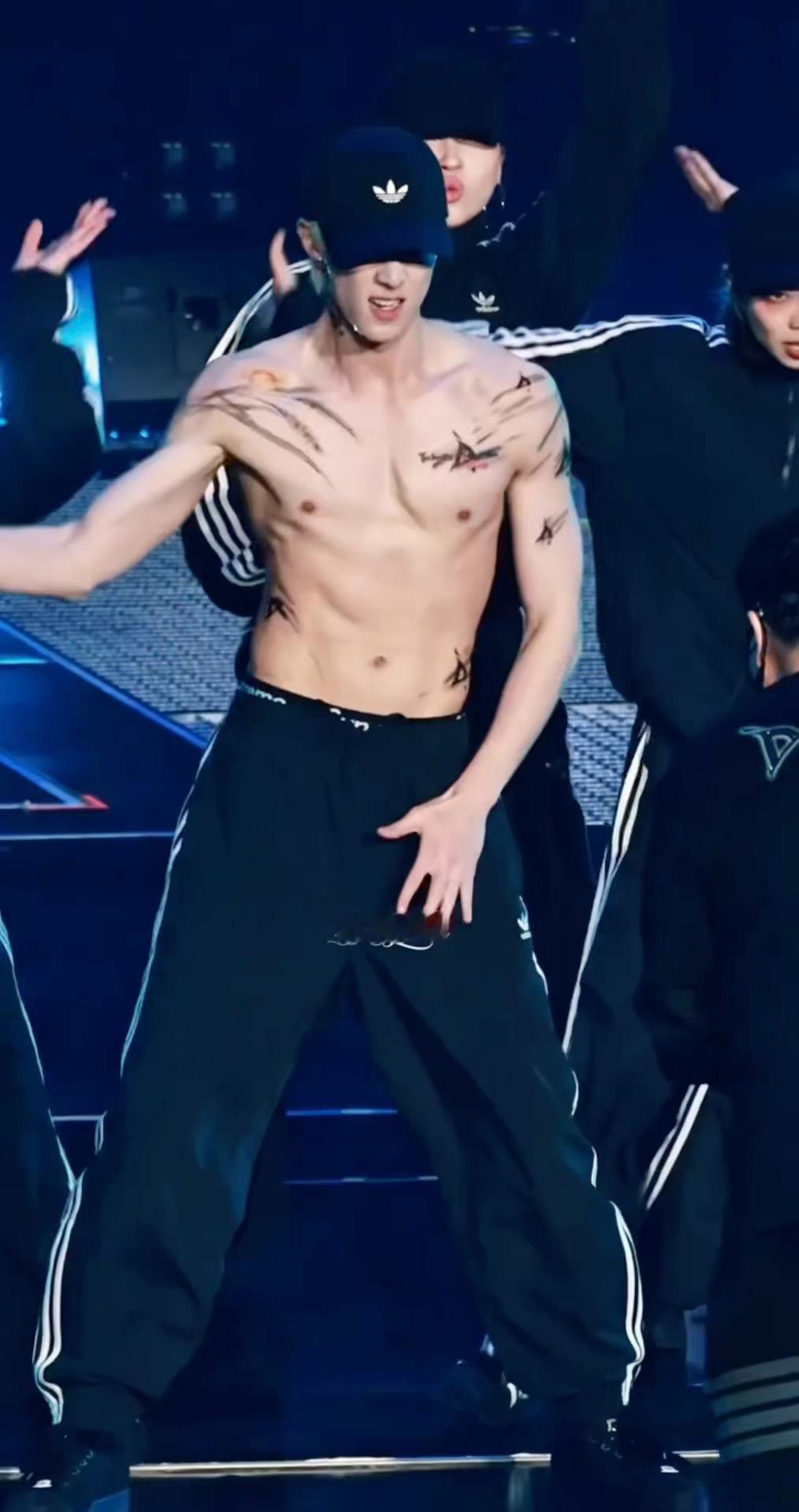 卧槽脱了🥵🥵王鹤棣演唱会脱了王鹤棣脱外套热舞