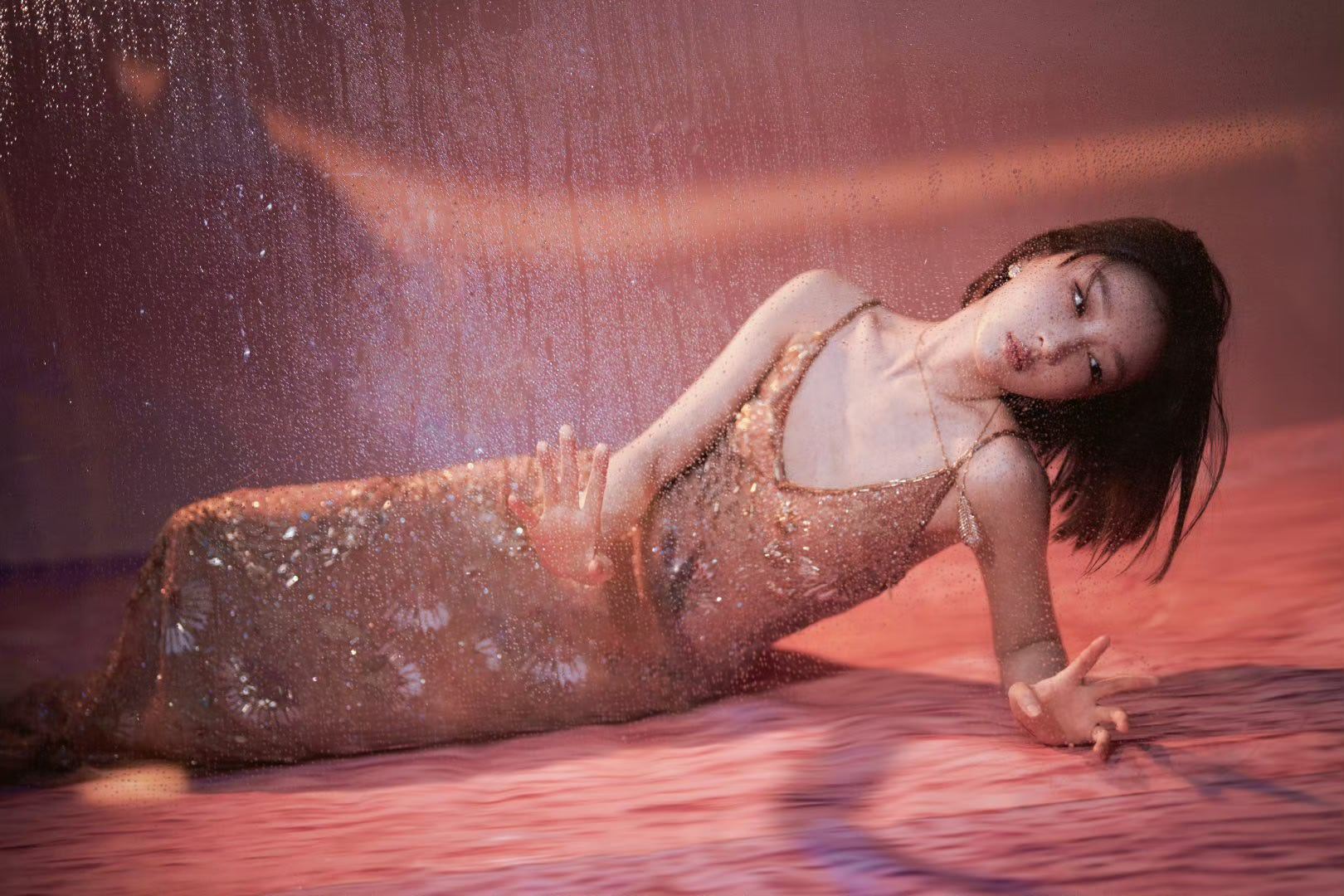 周冬雨短发好萌周冬雨的短发自带灵动气质，蓬松的发丝透着清爽，搭配浅笑时的模样