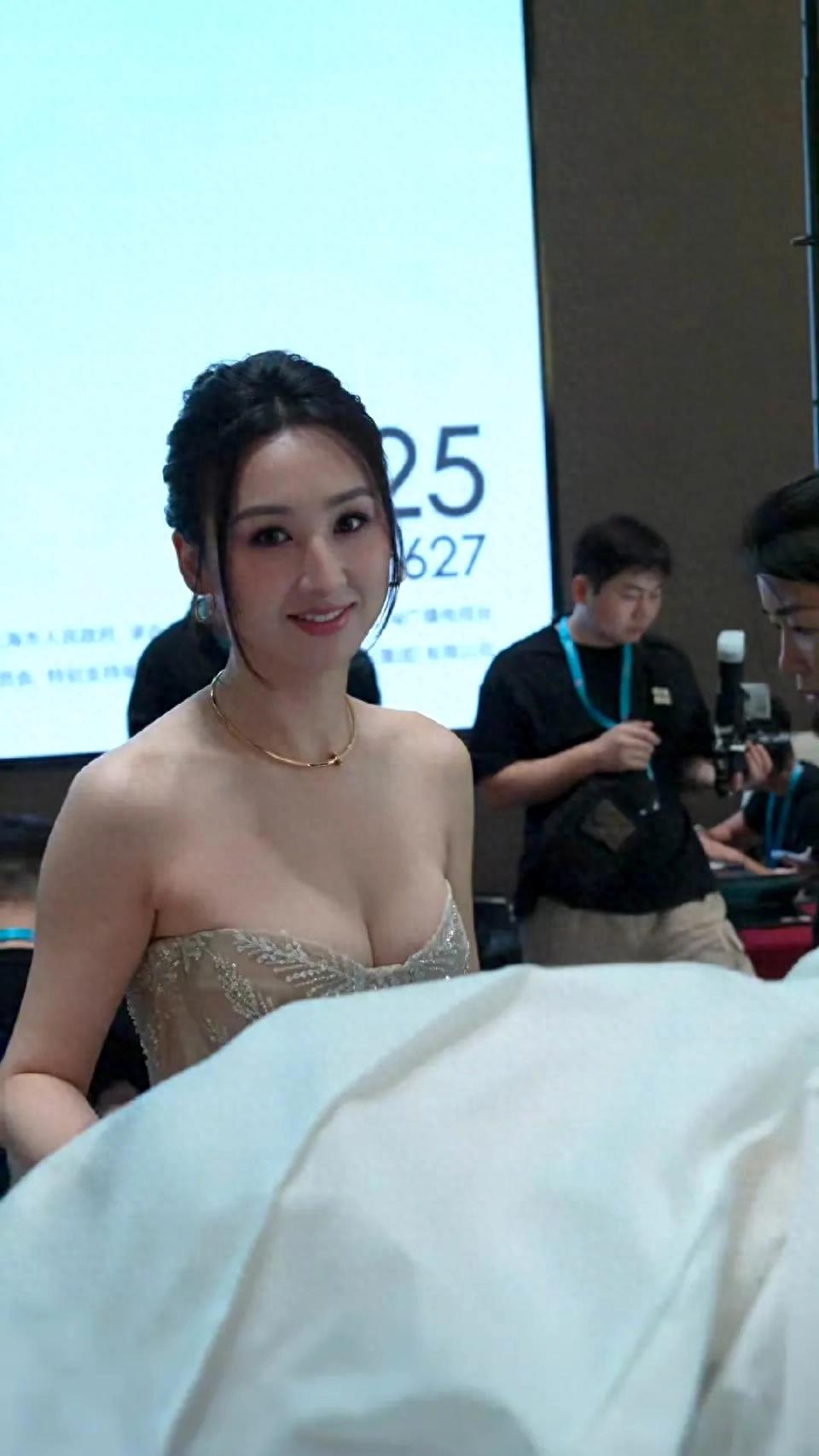 高海宁活动现场抹胸裙身材太亮眼了，真撩人