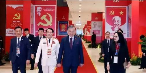 越南这几天开会，范明政那张脸黑得都能拧出水了。镜头扫过他，就没见个笑模样。会