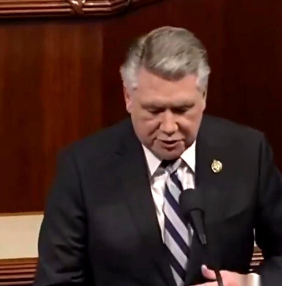 美国一个叫哈里斯的议员，手指在键盘上敲了几个字，发了出去。他说，中国想毁了我们