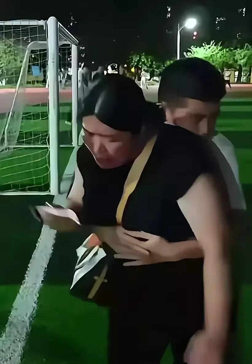 上海交大的校园发生了打人的事件，引得全网的关注。据说起因是在操场跑步的学生被小