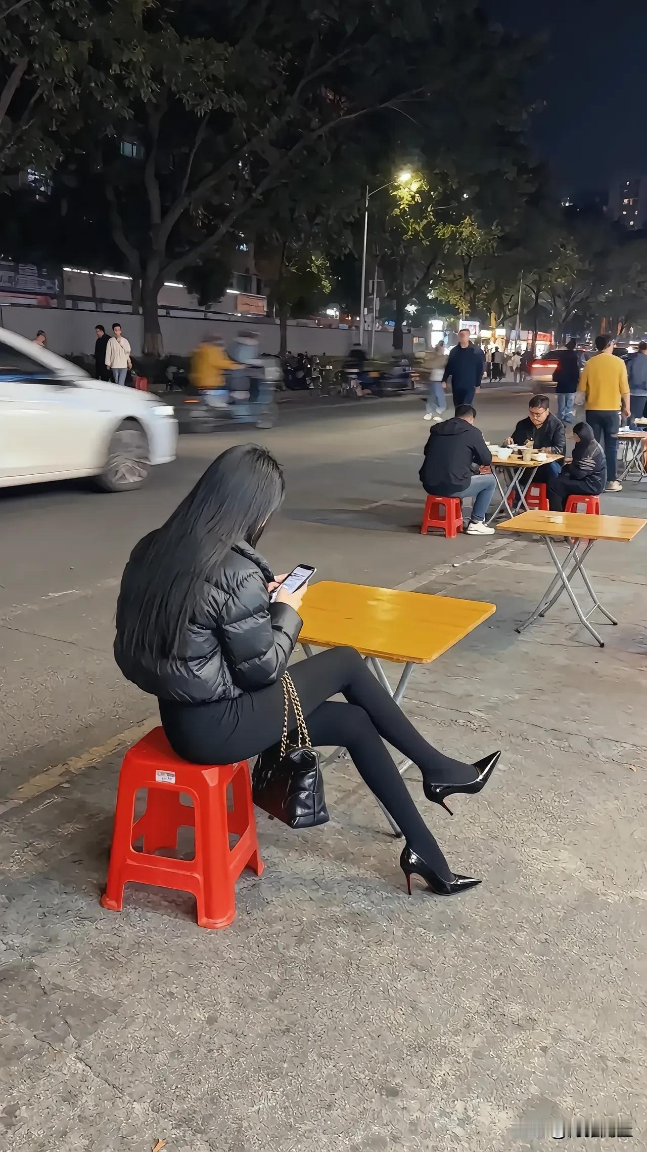 打扮得这么精致的人，居然也吃路边摊！