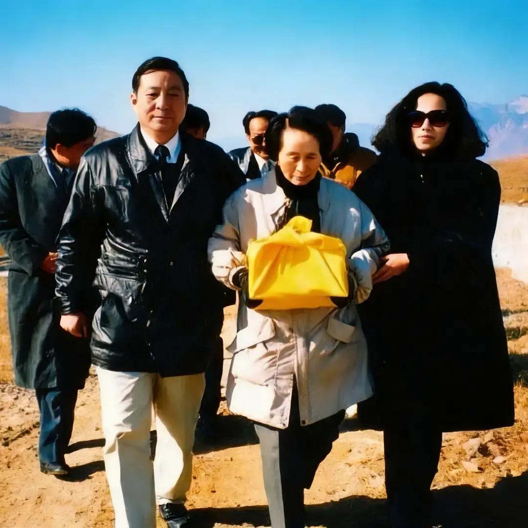 1995年，“末代皇帝”溥仪的妻子李淑贤，执意为溥仪重新迁葬，留下一张罕见的镜头，照片中李淑贤捧着溥