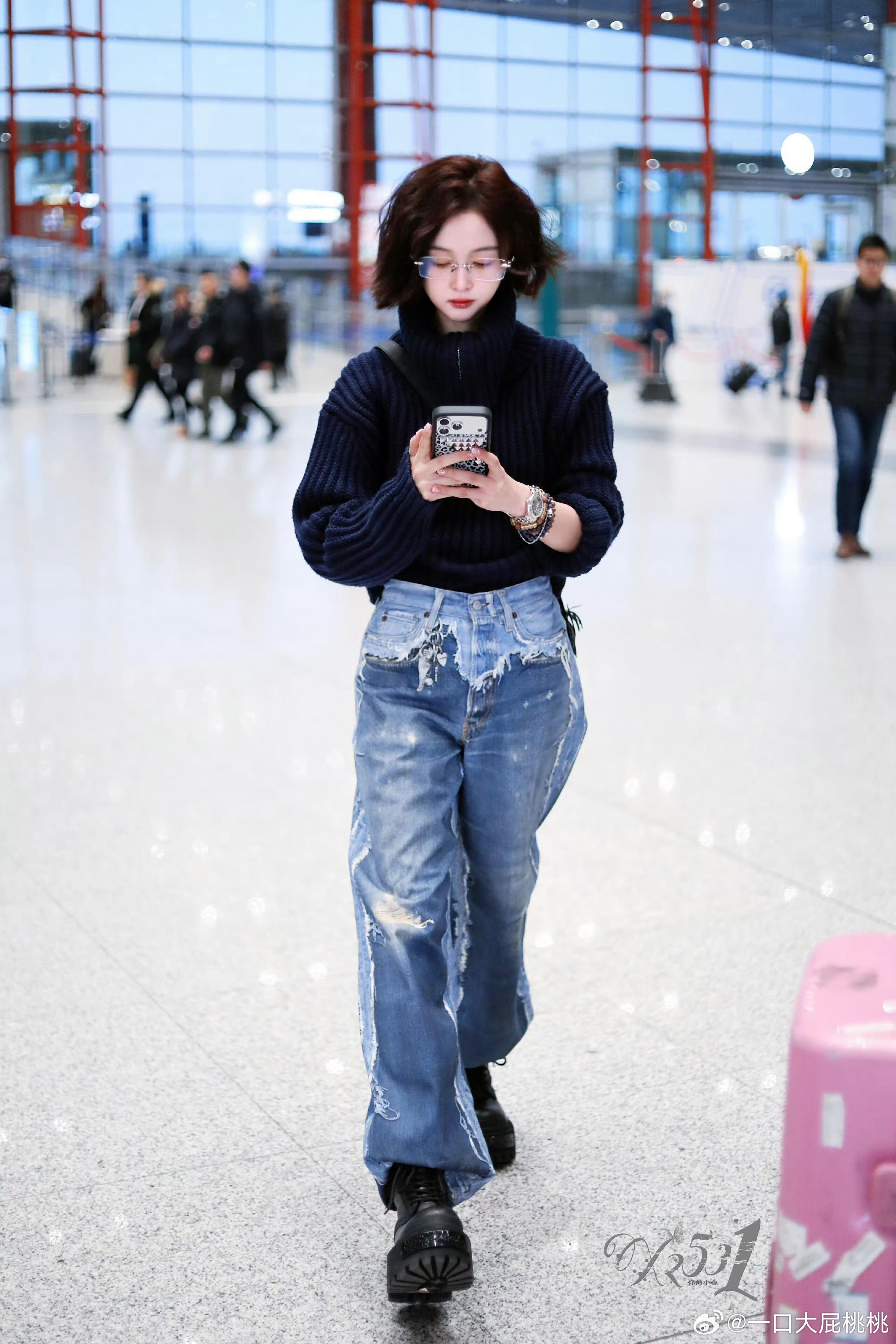 吴宣仪全新短发造型机场路透