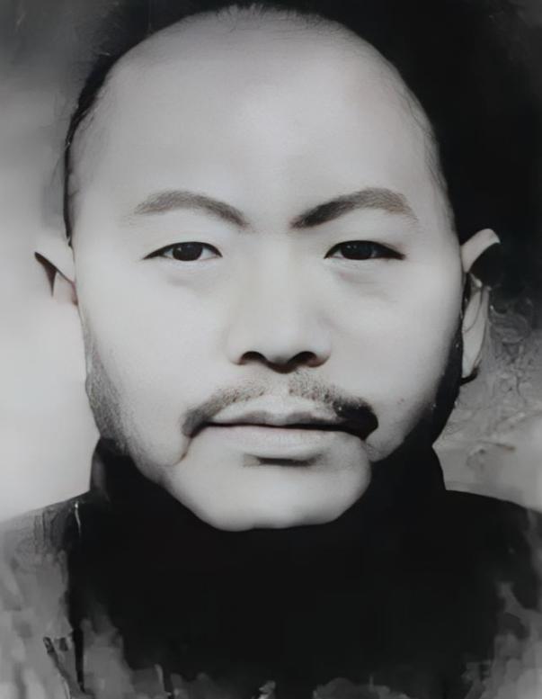 1951年，湖北沔阳县刑场，9个囚犯被绑在刑柱上等枪毙。8个人面如土色瑟瑟发抖，