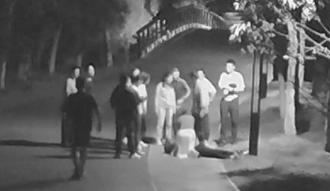 近日，宁波鄞州公园一名男子夜跑时突然倒地，生命体征消失，海曙区古林镇中心初级中学