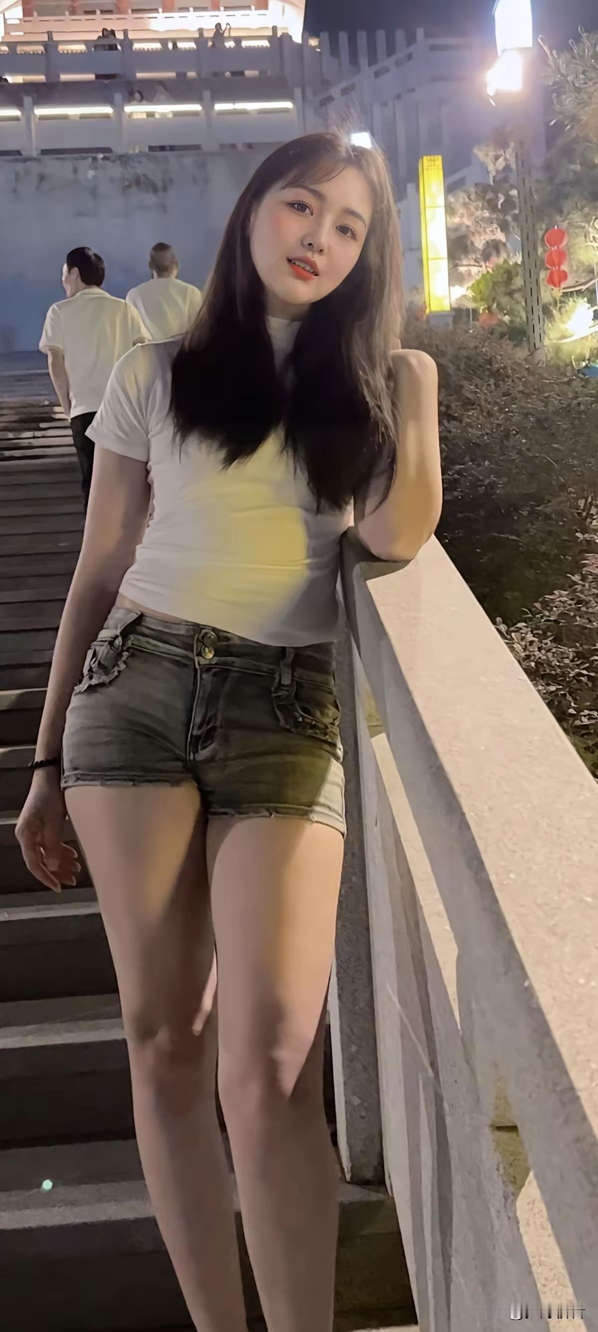 夜摇清影伴孤灯。请说出你下联。图片源于网络。友友请出下联友友请下联友友请邀对