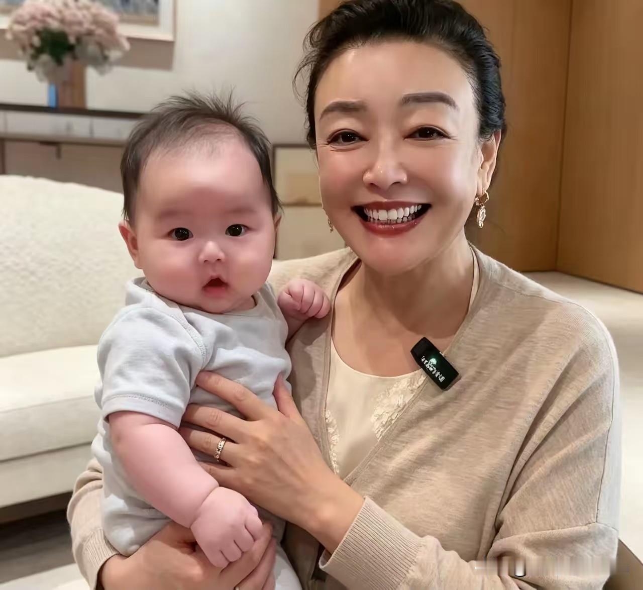 小汪宝，这个含着金勺子出生的小宝贝，马上就百天了。百日宴将至，全家宠爱直接拉满！