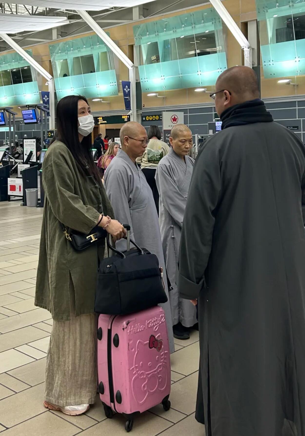 王祖贤在温哥华机场被偶遇，素颜气质佳​​​