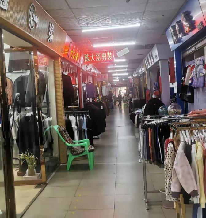 为什么唯独在我们中国，电商彻底干趴了实体店？这么说吧，同样的东西，网上卖300，