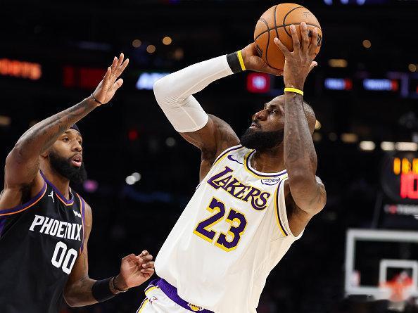 湖人今天赢球的三点做得好！其一:今天在篮板球上的绝对统治！湖人在篮板球上以54