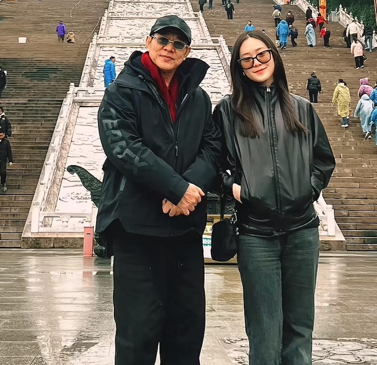 李连杰没送女儿去补习班，直接把她带进了九华山的禅堂。黑色皮衣配佛像，墨镜后面是