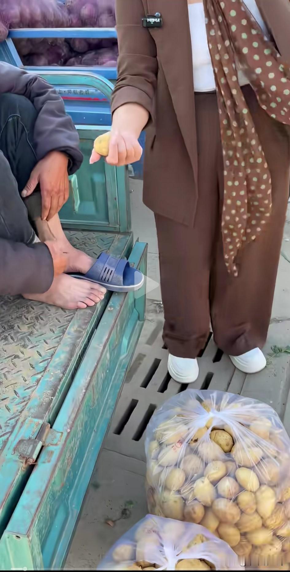 一个老人64岁，到街上去卖土豆，一斤2毛5分，因土豆小，一连卖了两天，无人问津。
