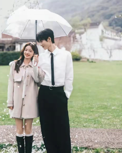 网友问为什么《爱你》扑了，张凌赫却可以吃到红利？​​​