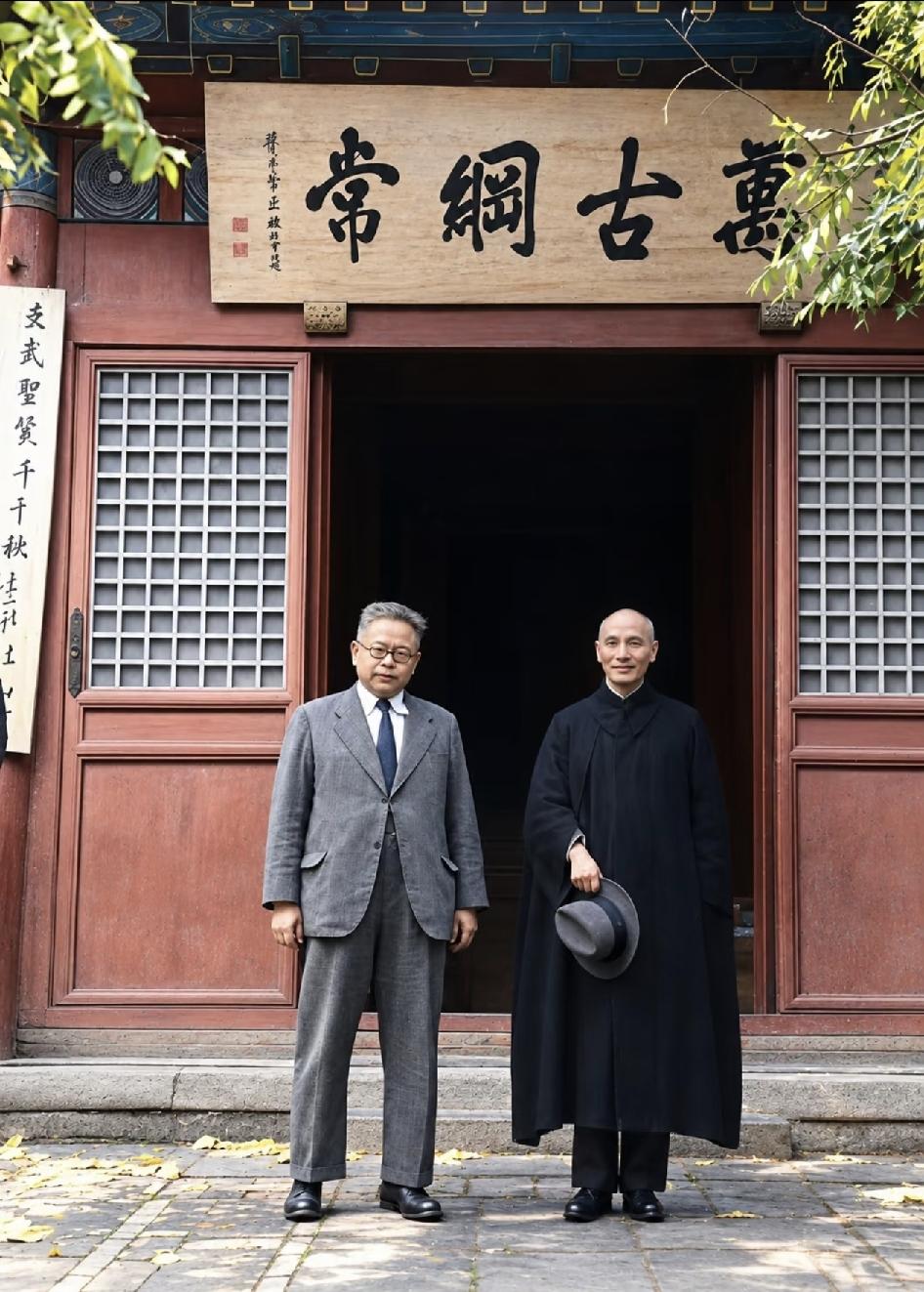 1946年初春，北平文丞相祠内，傅斯年与蒋介石留下一张合影。抗战胜利后，北平各