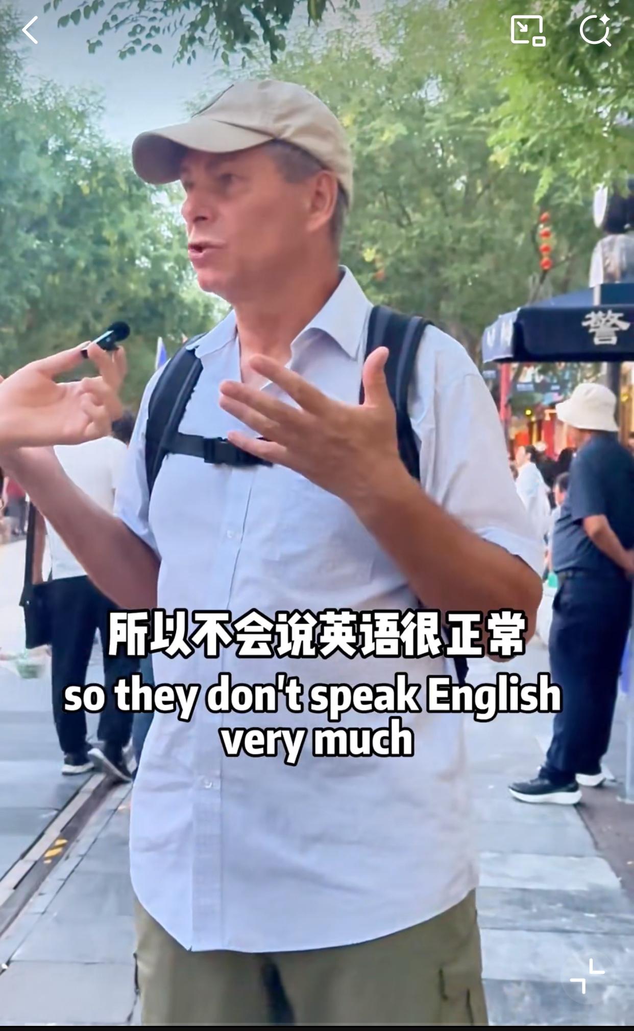 中国人当然说中文咯！近日一博主街头采访外国游客，一位来自加拿大的大叔是这样说中国