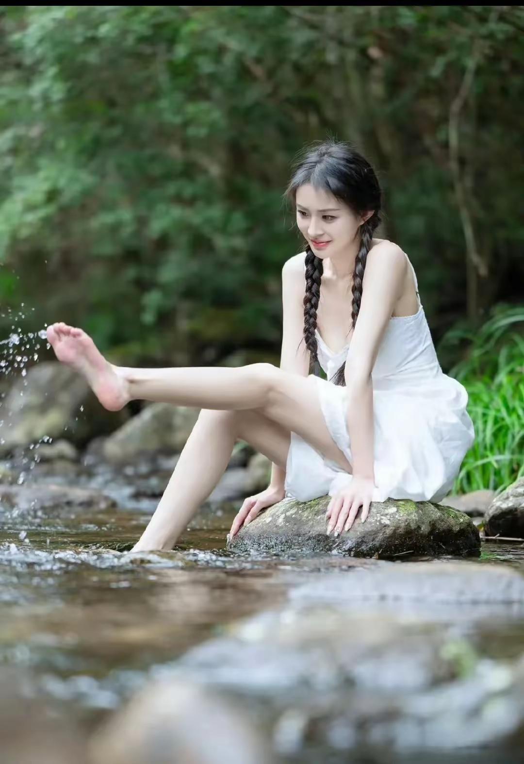 小溪流，我愿呆在你身旁