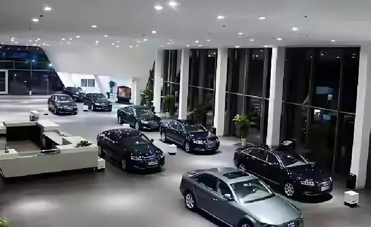 借了朋友的电车开了三十天，彻底把我看致郁了，感觉自己以前那就是个纯纯的冤大头以