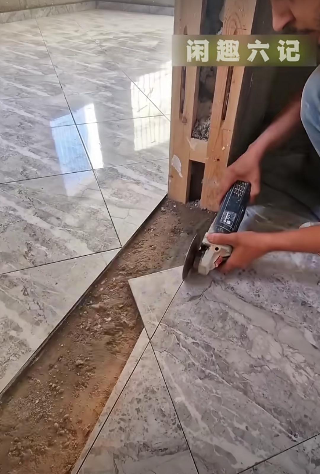 用小条间色拼出旋转形状，门槛石竟能如此铺贴，着实美观至极！看画面中的这个场景，