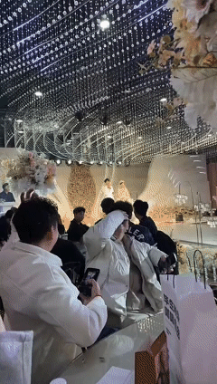 这爸爸年轻时是个人物！黑龙江哈尔滨，一女子去参加朋友婚礼，结果在婚礼现场就听到新