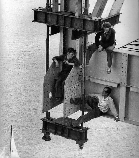 50年代，奥克兰海港大桥修建时，休息的工人们历史知识​​​