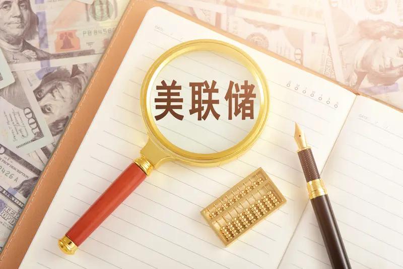 美联储扩表指扩大资产负债表规模，是种强力货币宽松政策，像“开闸放水”。它操作时会