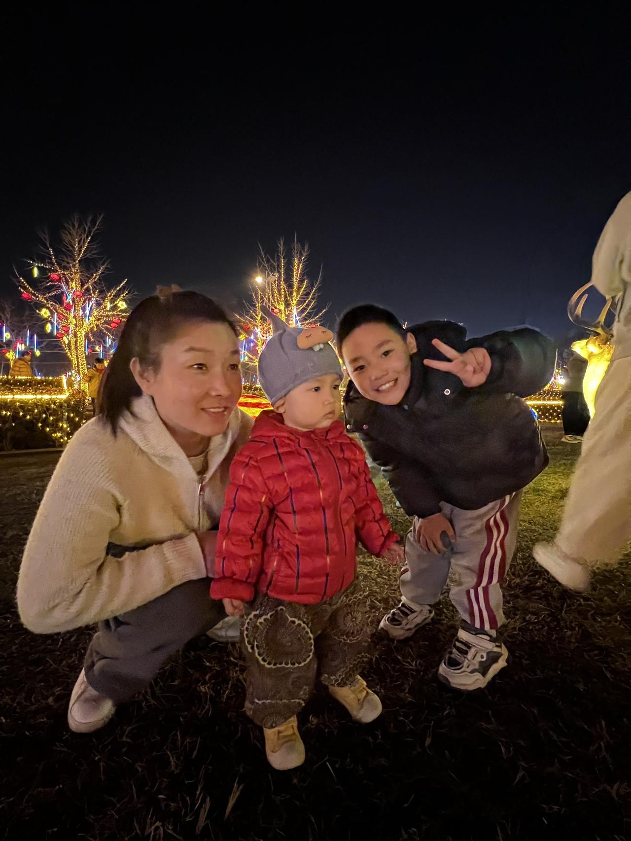 三口之家家庭夜景全家同框