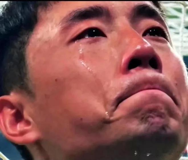 李磊独自一人坐工体草坪流泪，疑是要离队，昨晚赛后，北京国安李磊和张玉宁和侯森等队