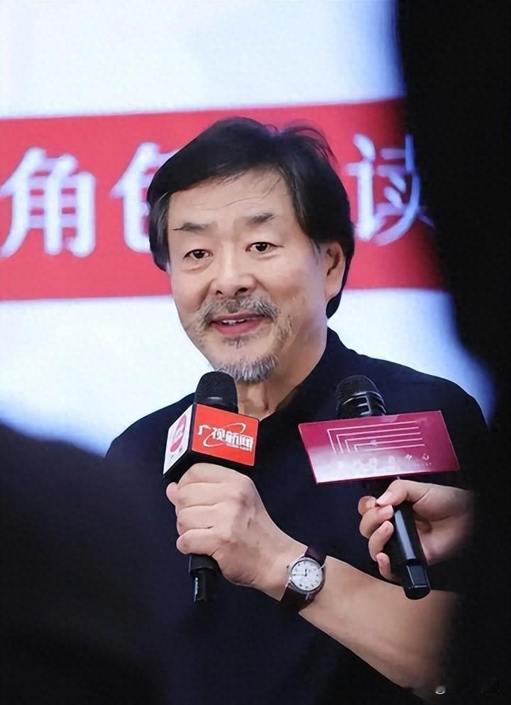 濮存昕让人佩服！真没想到，这么大一个明星，老母亲生病非要自己照顾。他完全可以