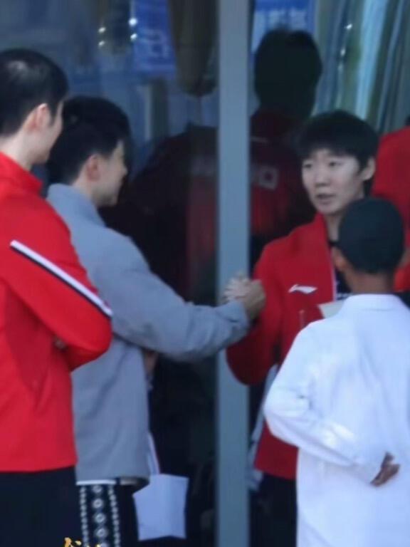 马龙在心里也是真心佩服王曼昱，出征的那一天，马龙来送行了，这一幕感动到！鳗鱼也