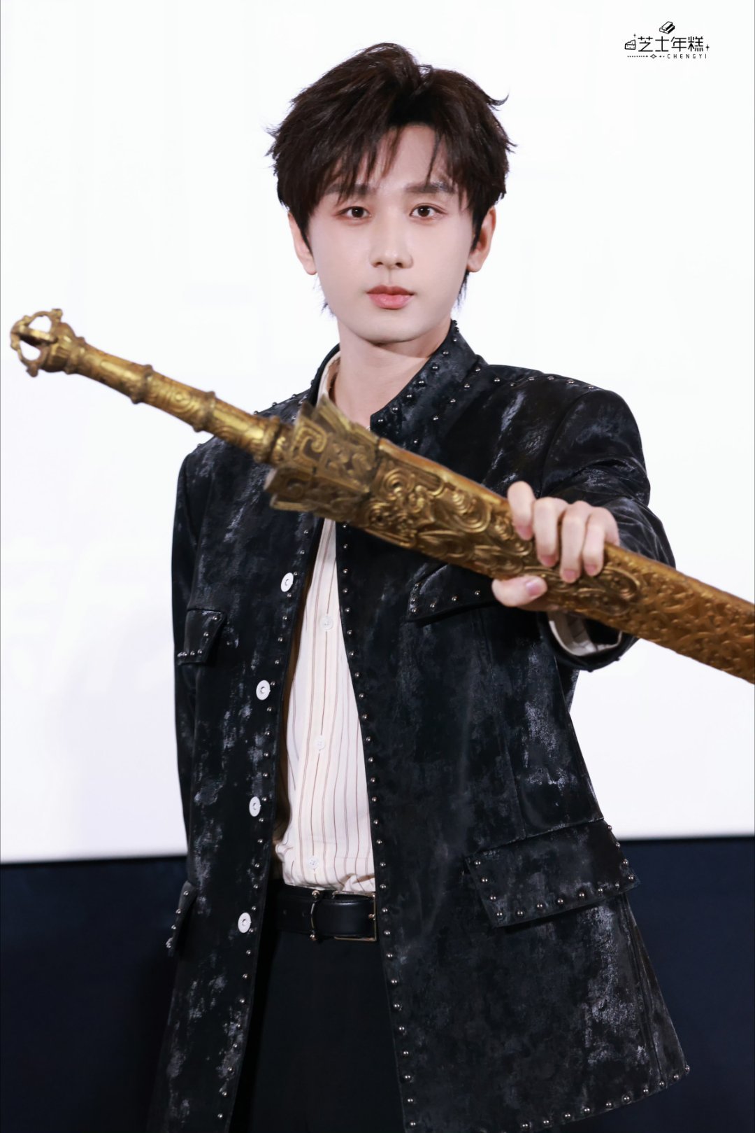 红了之后，他依然保持着那份难得的“傻气”。会因为粉丝的一句夸奖开心半天，会因为吃