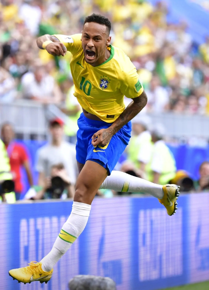 有球迷认为就算是内马尔只能踢45分钟，巴西队应该召内马尔！毕竟现在的巴西队没有一