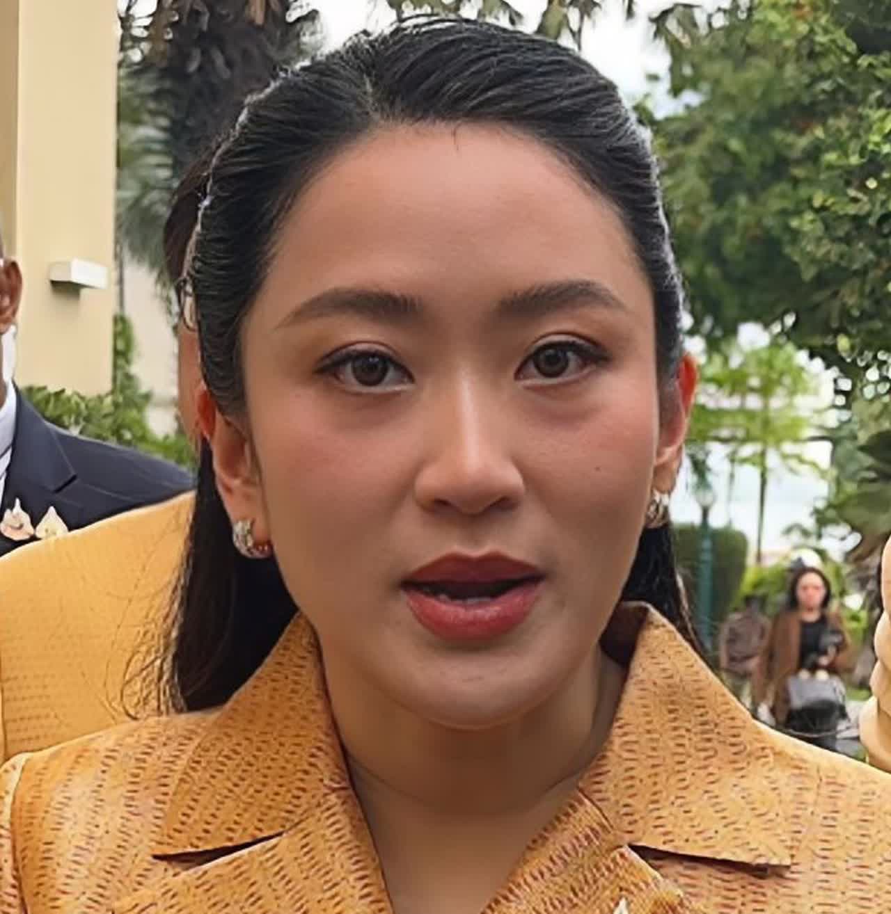 佩通坦新造型好美，金色西服套裙雍容华贵2025年7月29日12:30，记者于