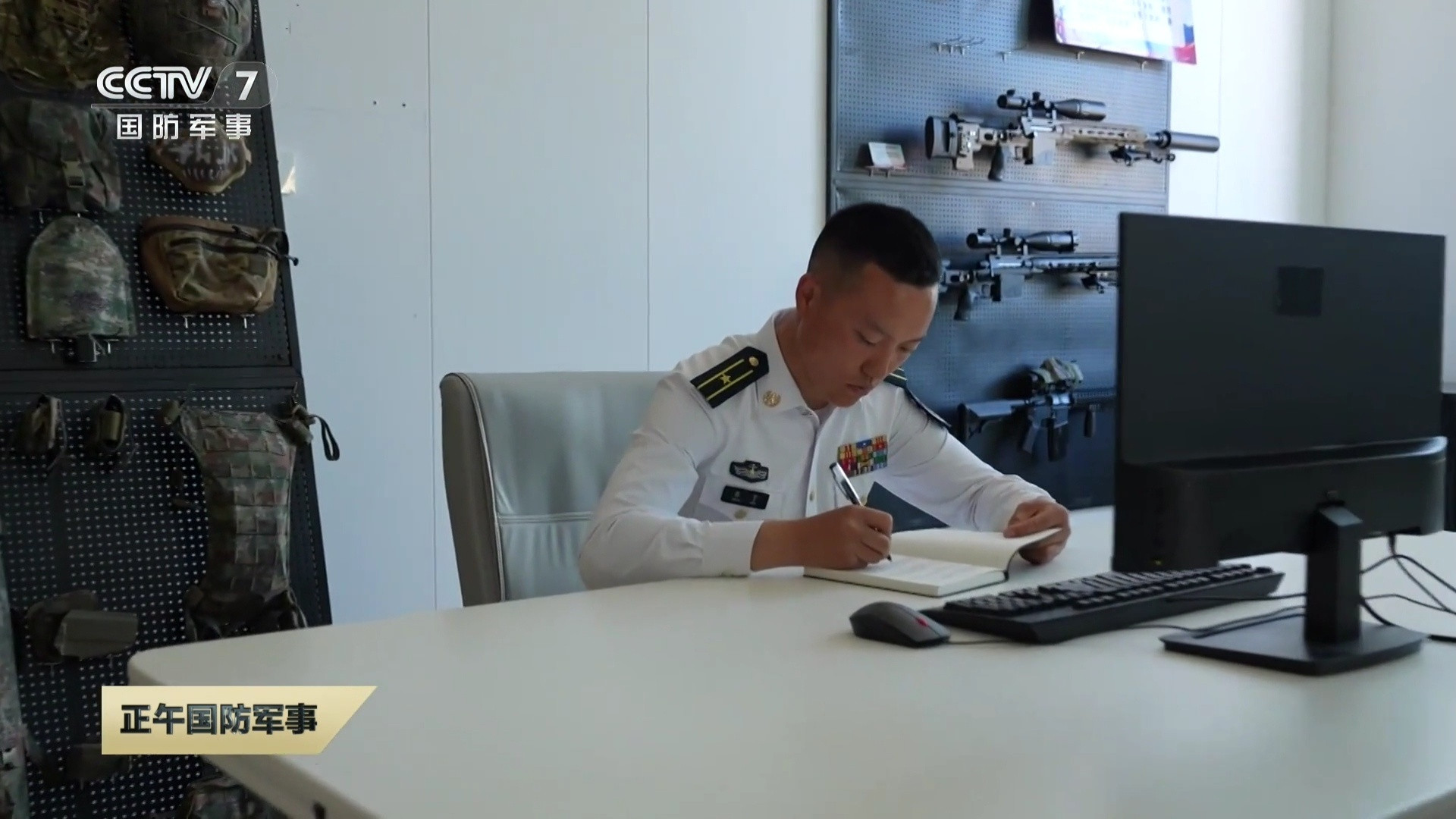 后面挂的都是模型枪吧，对枪不懂，都是什么型号？