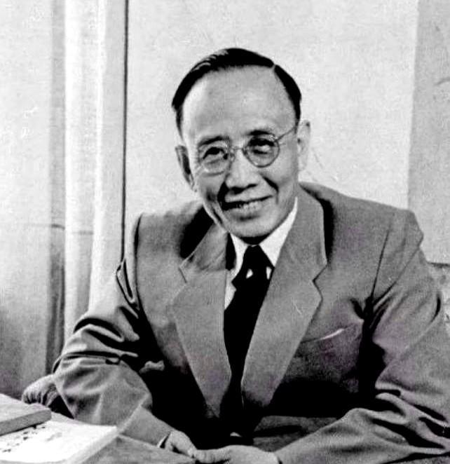 1912年洞房之夜，郭沫若见发妻太丑，拒绝同房。就在他转身要走时，发妻拉住他苦