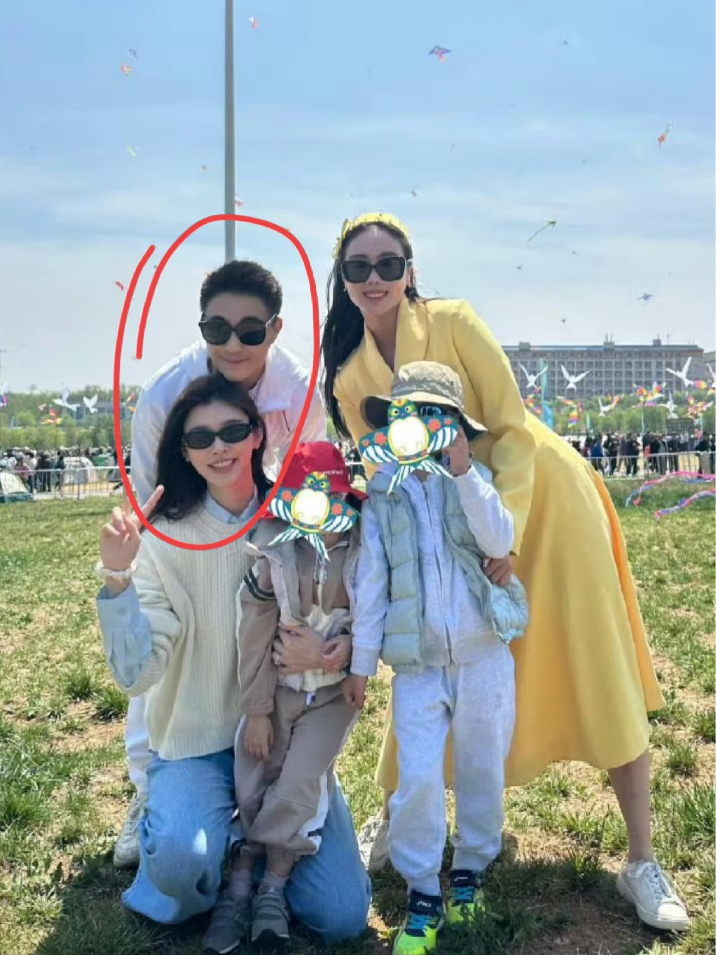 奚梦瑶何猷君带孩子潍坊放风筝，感受大自然