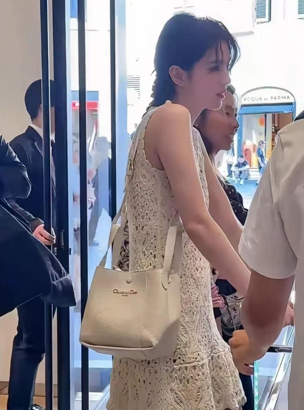 突然就明白了，韩素希为什么会变成现在这样，完全没了昔日的自信与明媚。自从她和李