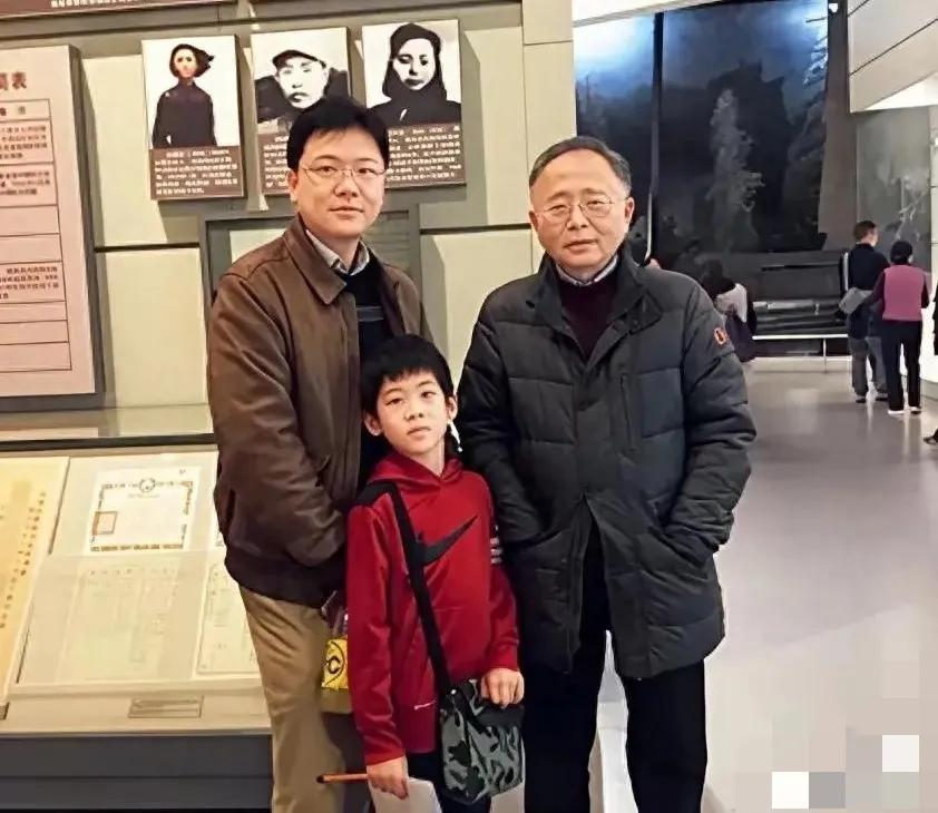 江姐“四世同堂”的合影，一张特殊的全家福。2021年，江姐之子彭云带着儿子彭壮壮