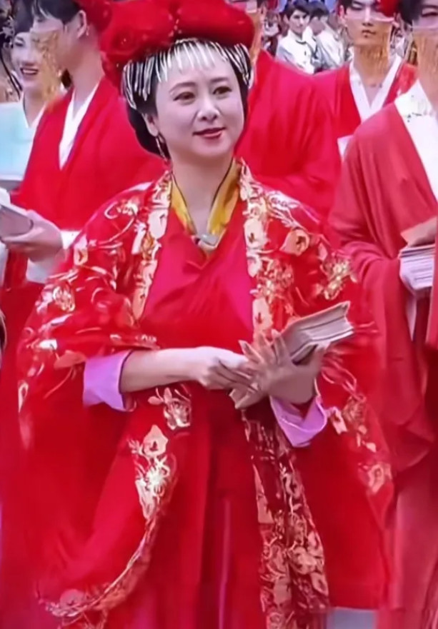 56岁的翁虹，最近也出现在景点做起了营生。前有马景涛，如今翁虹也加入其中。
