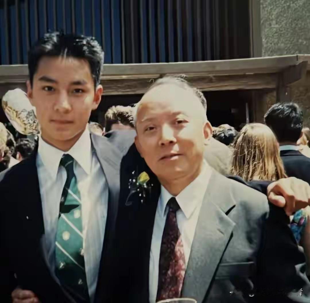 吴彦祖竟然不是混血，纯正的中国人，但是他是华裔美国人，祖籍上海，父母均为中国人，