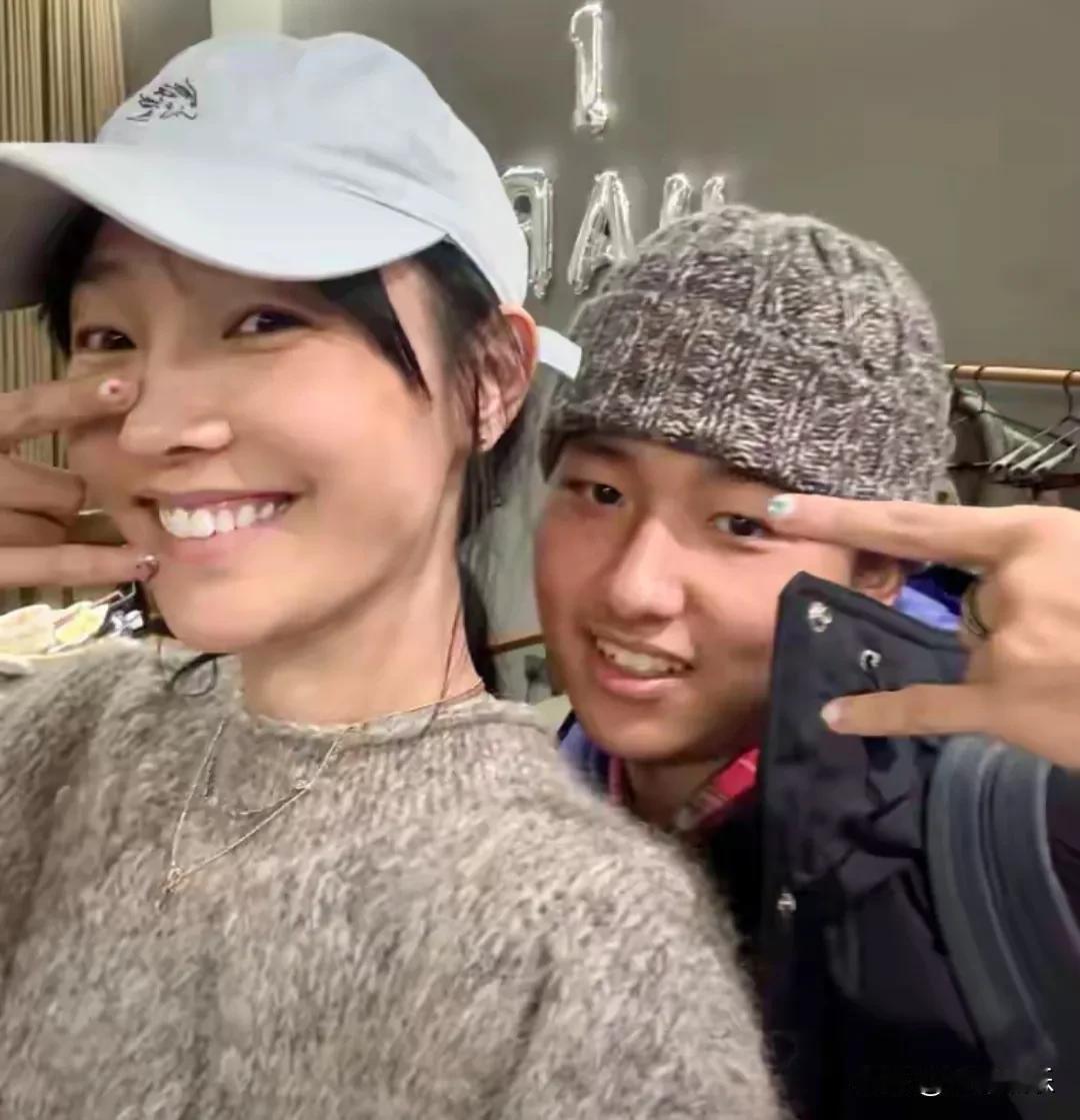 白百何晒18岁儿子合照，这哪是母子，分明是姐弟啊！42岁的妈和18岁的儿，同