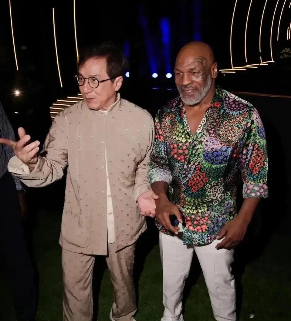 成龙和拳王泰森一起的合照。